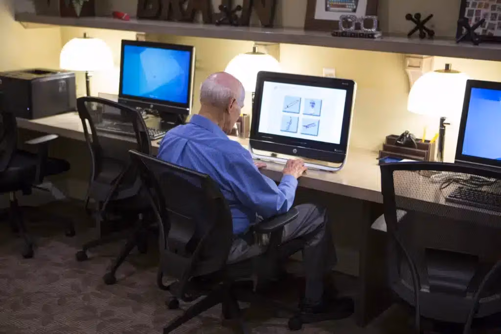 An Áegis Living resident and team member connecting over technology