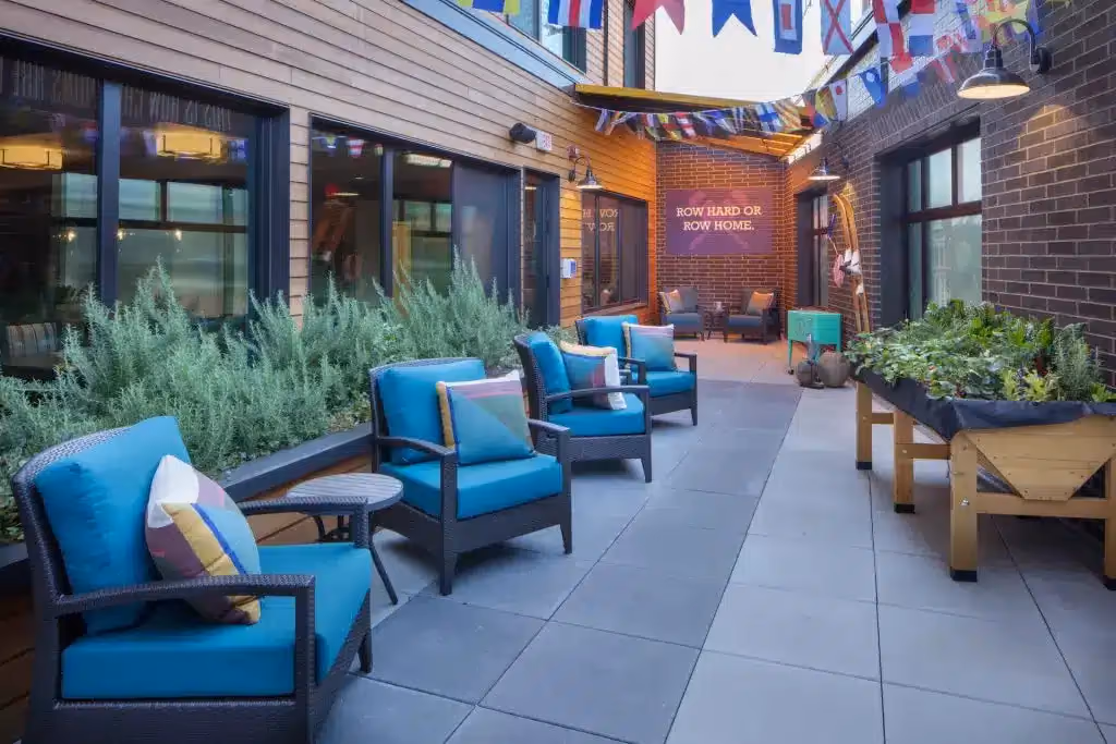 Planted courtyard with seating at Áegis Living Lake Union