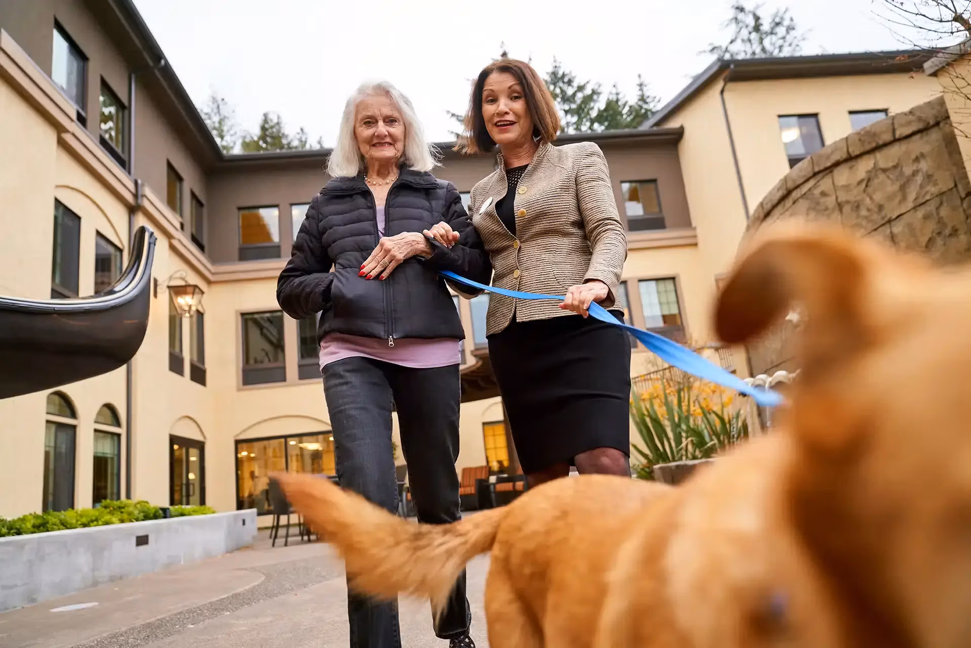 A dementia-trained caregiver supporting a resident in a calm Áegis Living memory care setting