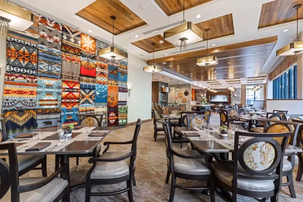 Dining at Áegis Living Mercer Island
